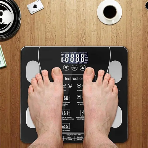 ميزان رقمي إلكتروني بتقنية البلوتوث وإضاءة LED لقياس الوزن لون (أسود).